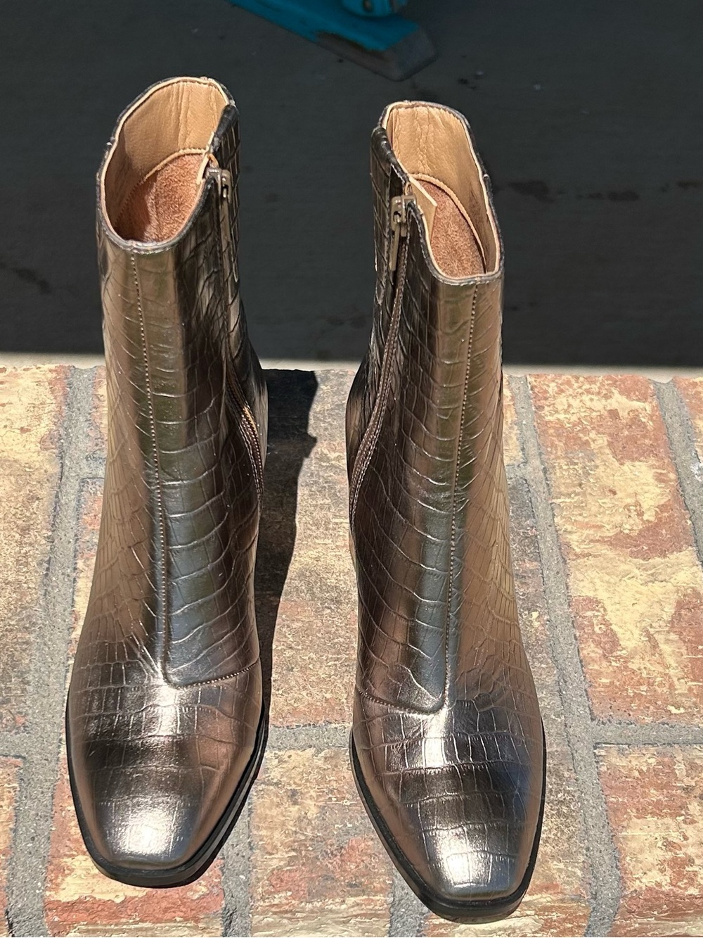 Vionic Metallic Croc-Embossed Ankle Boots - Gold Like NEW Size 6.5 - Picture 2 of 12